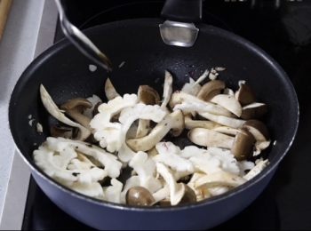 step3: 加入白苦瓜，灒紹酒，加水1湯匙，蓋上煮至水分蒸發。開蓋，加蠔油和糖，灒少許酒。撒葱花。粟粉水收汁。
Put in white bitter melon. Pour in Shao Xing wine and 1 Tablespoon of water. Cover the lid and cook until no water. Open the lid, season with oyster sauce and sugar. Pour in Shao Xing wine. Put in green o