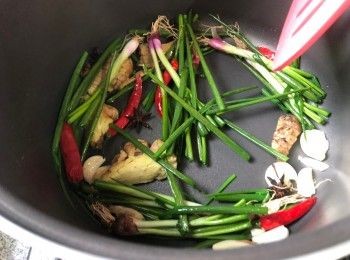 step4: 燒熱鍋，下少許油，先把辣椒、薑、葱和八角炒香。