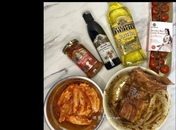 step1: 把豬仔骨洗淨，用廚房紙抹乾水分。