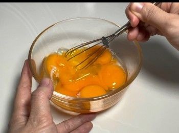 step2: 將雞蛋和蛋黃充分打勻。