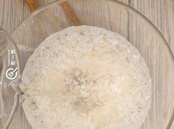 step1: 白米浸水1小時，吸滿水份後瀝乾
Soak rice in water for 1 hour then drain dry.