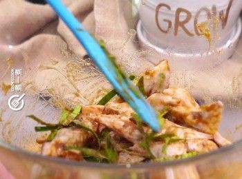 step3: 將香茅粉、蠔油、魚露、椰糖、檸檬葉碎與<a href="https://bit.ly/3zHU5V3" target="_blank" data-keyword="雞翼" class="guide-link"><strong>雞翼</strong></a> <span style="display:inline-block;vertical-align:middle;margin-top:-3px;color:initial;border-radius:3px;padding:2px 3px;font-size:12px;line-height:14px;background:#87d300;color:#fff;">即買</span> 尖拌勻醃1小時
Marinate chicken tips with lemongrass powder, oyster sauce, fish sauce, coconut sugar and kaffir lime leaves for 1 hour.