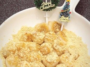 step5: 整脆皮擂沙湯丸，可在碟內加入黃豆粉，再加入煎湯丸，需拌勻或湯丸面灑上黃豆粉，即完成脆皮擂沙湯丸。