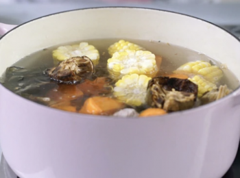 step4: 蓋上蓋，轉小水煮1.5小時。
Cover the lid and cook 1.5 hours with low heat.