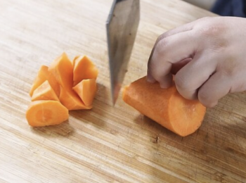 step2: 甘筍及淮山削皮，用滾刀分別切小塊。
Peel the carrot and Chinese yam, cut them in hob blocks.