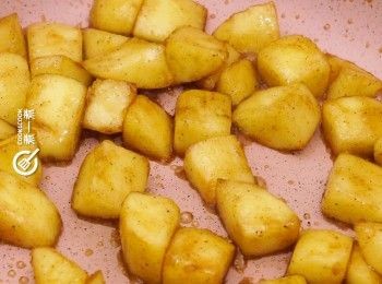 step3: 加入蘋果粒，1湯匙黃糖、玉桂粉煮至蘋果變軟
Add diced apple, 1 tbsp brown sugar, cinnamon powder. Cook until diced apple softened.