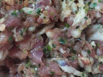 step1: 豬後腿瘦肉＋肥肉＋基礎紅咖哩醬拌勻，靜置３０分鐘，再拌入檸檬香茅和卡菲爾檸檬葉，放入冰箱冷藏靜置３０分鐘。