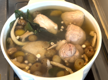 step4: 煮沸後加豬𦟌，轉小火煮1.5小時