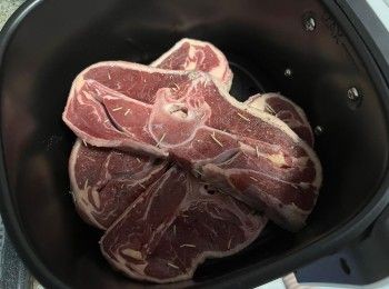 step4: 把羊扒放進氣炸鍋，以180℃先煮12分鐘，中間翻轉位置一次。