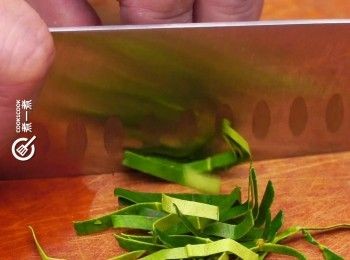 step2: 檸檬葉切碎
Cut kaffir lime leaves into thin strips.