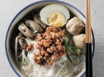 step1: 將雞骨頭、豬骨頭、香茅及洋蔥放入水中，煮滾，以小火熬煮１小時，以鹽和豆豉餅調味，完成高湯底。