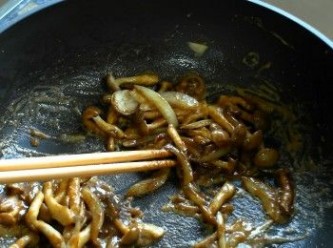 step2: 熱鍋加油放入洋蔥與鴻喜菇炒香，放入咖哩塊拌炒均勻。