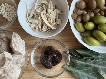 step1: 川貝和桔梗用水清洗乾淨，浸水15分鐘；石黃皮用沸水川燙，擦洗表面
，用刀輕拍幫助出味；青橄欖用水洗淨，用刀拍一拍幫助出味；龍脷葉用水清洗乾淨；豬𦟌汆水，洗淨