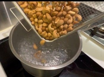 step12: 熄火後，用手提攪拌器將腰果打成糊。