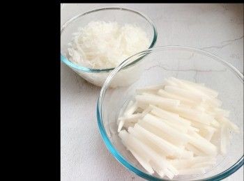 step2: 蘿蔔一半切條、一半刨絲