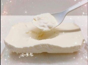 step8: 從雪櫃取出，以擠壓的方式壓出剩餘的乳清後，放進雪櫃冷藏