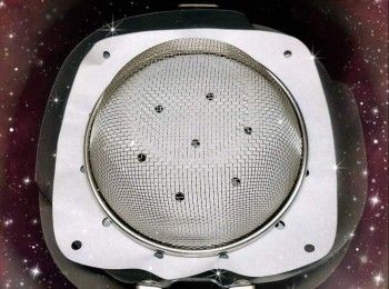 step1: 將蛋麵餅加入煲滾熱水中，煲約30秒（一邊煲一邊用筷子摷鬆麵餅），熄火，立即過冷河，瀝乾，備用