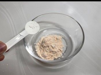 step4: 預備吉士粉和粟粉，攪拌均勻。