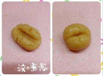 step3: 將粉團分成一份份（10 g），先用掌心按壓及壓實粉團（焗時不易散開），然後搓成小圓球（為確保笑口棗「開口笑」，可將小圓球稍稍壓扁再略為摺疊，然後輕輕搓圓，營造裂口的效果）