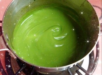 step7: 加入牛油（必須趁熱），快速攪拌至牛油完全溶化，即可（成功的吉士醬／卡士達醬是順滑有光澤的） 2. 蓋上保鮮紙（保鮮紙必需緊貼著吉士醬／卡士達醬的表面，防止接觸空氣而變硬，影響口感），放涼，備用