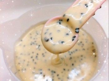 step3: 預熱電烤爐2分鐘（待紅燈亮起計），在烤盤上塗上少許油