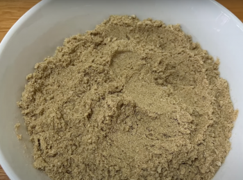 step1: 大地魚用小火煽香兩面, 花椒小火炒香, 用食物處理機將花椒和大地魚打成粉