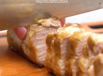 step5: 將氣炸好的五花肉切件 
Cut pork belly into pieces.