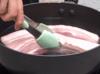 step1: 五花肉汆水備用
Blanch pork belly.