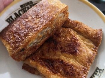 step1: 先將油揚一開三，頭及尾兩端是做金磚的材件，中間正方形是兩頭通所以魚肉釀得比較少可以加片芝士入去加熱時便會黏合起來