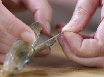 step1: 將蝦剪走蝦鬚及蝦腳，蝦切背，挑走蝦腸，將鹽加入蝦，醃10分鐘，蒜頭、葱切粒。
Cut shrimp antennae and feet, make a cut on the backside and remove devein, put salt into shrimp, marinate 10 mins, dice garlic and spring onion.