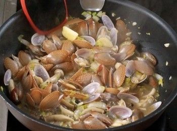 step3: 加入花蛤，加煮食用清酒、醬油和味噌，加水2湯匙。蓋上，煮至花蛤開口，加少許鹽。下牛油煮溶拌勻，熄火。
Put in venus clam, sake, soy sauce, miso paste and 2 tablespoons of water. Cover the lid and cook when venus clam is done. Put in a little salt, butter and turn off the heat.