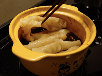 step6: 1.5小時後，挾起冬菇和鵝掌，放入花膠，小火炆10分鐘