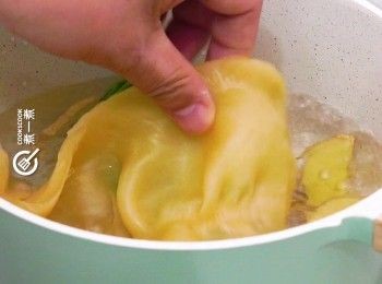 step2: 花膠與薑及蔥，加滾水內中火煮15分鐘
Put rehydtated fish maw, spring onion and ginger in hot water and boil for 15 minutes.
