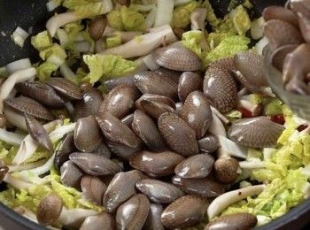 step2: 燒熱油，爆蒜頭和辣椒，加菜絲和本菇，再加水2湯匙，蓋上煮至水分蒸發。
Heat the oil, stir fry garlic and chili. Put in baby cabbage, marmoreal mushroom and 2 tablespoons of water. Cover the lid and cook when no water is left.