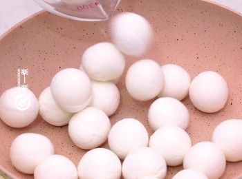 step1: 湯圓毋須解凍，直接加入白鑊之中
Add frozen sticky rice dumpling in a pan.