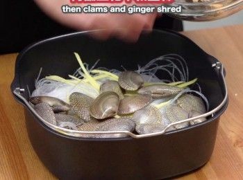 step8: 再舖上花甲和薑絲
Then add in clams and shredded ginger.