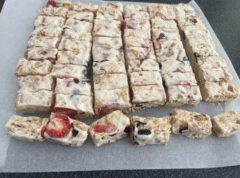 step8: 攤凍後倒扣雪花酥，用一把鋒利廚刀，平均切出自己喜歡的大細的雪花酥，喜歡奶味重一點，可灑上一層奶粉，即完成。