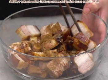 step6: 五花肉加入五香粉，老抽，蠔油攪拌均勻
Add five-spice powder, dark soy sauce, and oyster sauce and stir well.