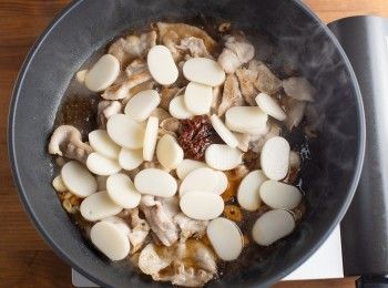 step2: 加入所有醬料、開水和年糕炒勻