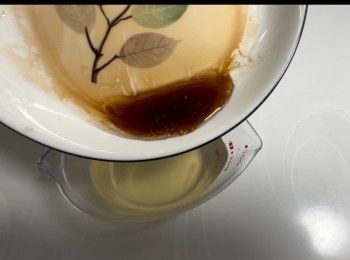 step3: 蒸好臘肉和臘腸後，留起臘味精華備用。