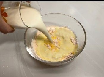 step5: 加入牛奶，攪拌均勻。