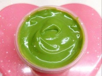 step13: 先加入1／3的芝士漿，拌勻，再將餘下的芝士漿加入，充分拌勻成芝士慕絲 2. 將芝士慕絲倒在開心果卡士達醬上，再輕輕搖晃使慕絲表面平整／用抹刀抹平表面，蓋上保鮮紙，放進雪櫃冷藏至少6小時至凝固 3. 食用前從雪櫃取出，脫模，撕開牛油紙，即可