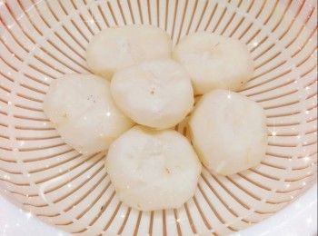 step2: 馬蹄去皮，洗淨（需用水浸泡，否則馬蹄容易氧化），切粒（可用攪拌機打成粗粒），備用