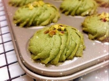 step7: 預熱5分鐘（150°），放中層，焗約30-35分鐘（時間視乎厚薄而定） 2. 最後用餘溫再焗3-5分鐘（餘溫可令曲奇更脆口；不需焗至太上色，否則會影響開心果的顏色，令鮮綠色變成黃綠色），放涼，即可