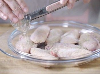 step1: 將鹽、胡椒粉、紹興酒加入<a href="https://bit.ly/3zHU5V3" target="_blank" data-keyword="雞翼" class="guide-link"><strong>雞翼</strong></a> <span style="display:inline-block;vertical-align:middle;margin-top:-3px;color:initial;border-radius:3px;padding:2px 3px;font-size:12px;line-height:14px;background:#87d300;color:#fff;">即買</span> ，醃30分鐘。
Put salt, pepper, Shao xing wine into chicken wings, marinate 30 mins.