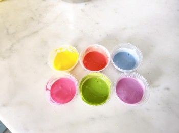 step2: 椰汁年糕部份 熱水同糖攪溶後..加入椰漿攪勻. 糯米粉同澄麵過篩後..加入椰糖水攪勻... 分開數份..加入不同天然色粉攪勻..