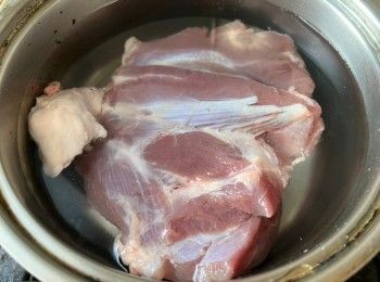 step4: <a href="https://bit.ly/3ANJVUp" target="_blank" data-keyword="豬展" class="guide-link"><strong>豬展</strong></a> <span style="display:inline-block;vertical-align:middle;margin-top:-3px;color:initial;border-radius:3px;padding:2px 3px;font-size:12px;line-height:14px;background:#87d300;color:#fff;">即買</span> 放進一鍋冷水中，開火煮沸先煮一下以煮出豬肉的多餘油脂和雜質，過冷河洗淨<a href="https://bit.ly/3ANJVUp" target="_blank" data-keyword="豬展" class="guide-link"><strong>豬展</strong></a> <span style="display:inline-block;vertical-align:middle;margin-top:-3px;color:initial;border-radius:3px;padding:2px 3px;font-size:12px;line-height:14px;background:#87d300;color:#fff;">即買</span> 備用。