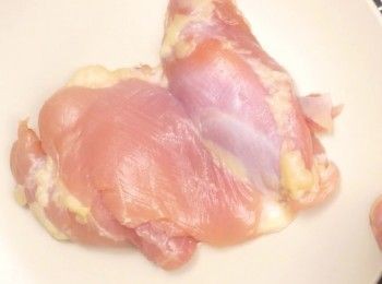 step3: 雞肉蒸熟，手撕成幼絲備用
Steam chicken meat until cook then shred.