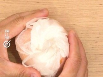 step4: 把橙蓋好，用食物紙包好
Cover the orange. Wrap with cooking paper.