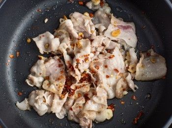 step1: 首先將蒜末爆香後，加入豬五花肉片、辣椒粉炒香。
